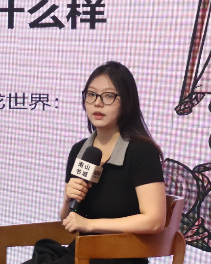 徐诗卉在奶龙图书线下活动现场手持麦克风