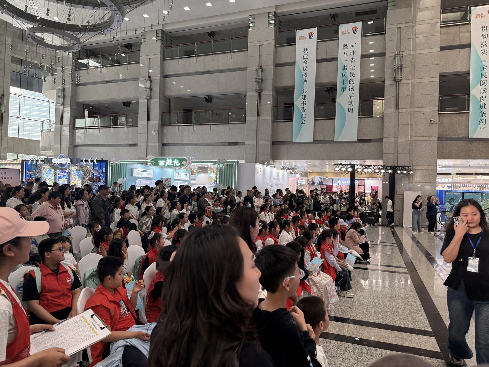 河北省五一惠民书市主会场的读者活动现场