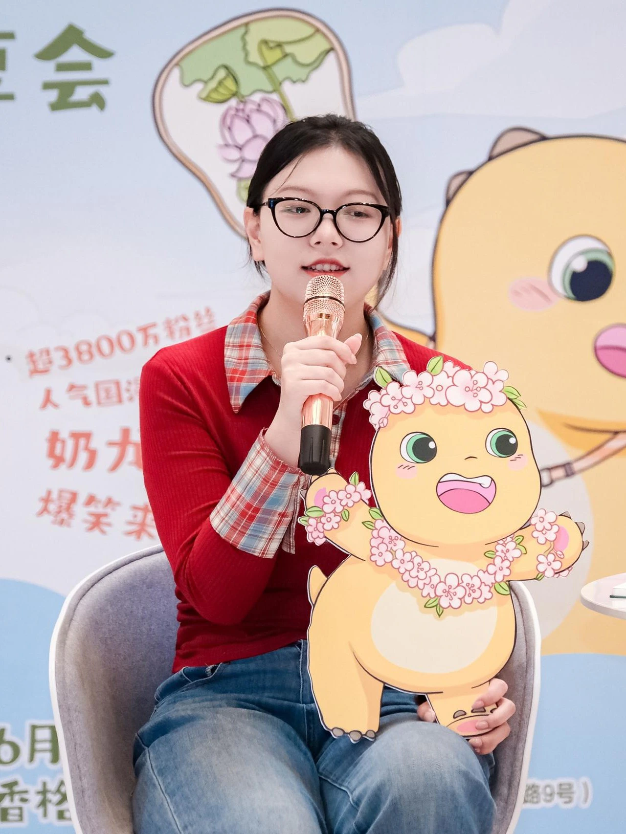 徐诗卉在奶龙图书签售现场主持互动